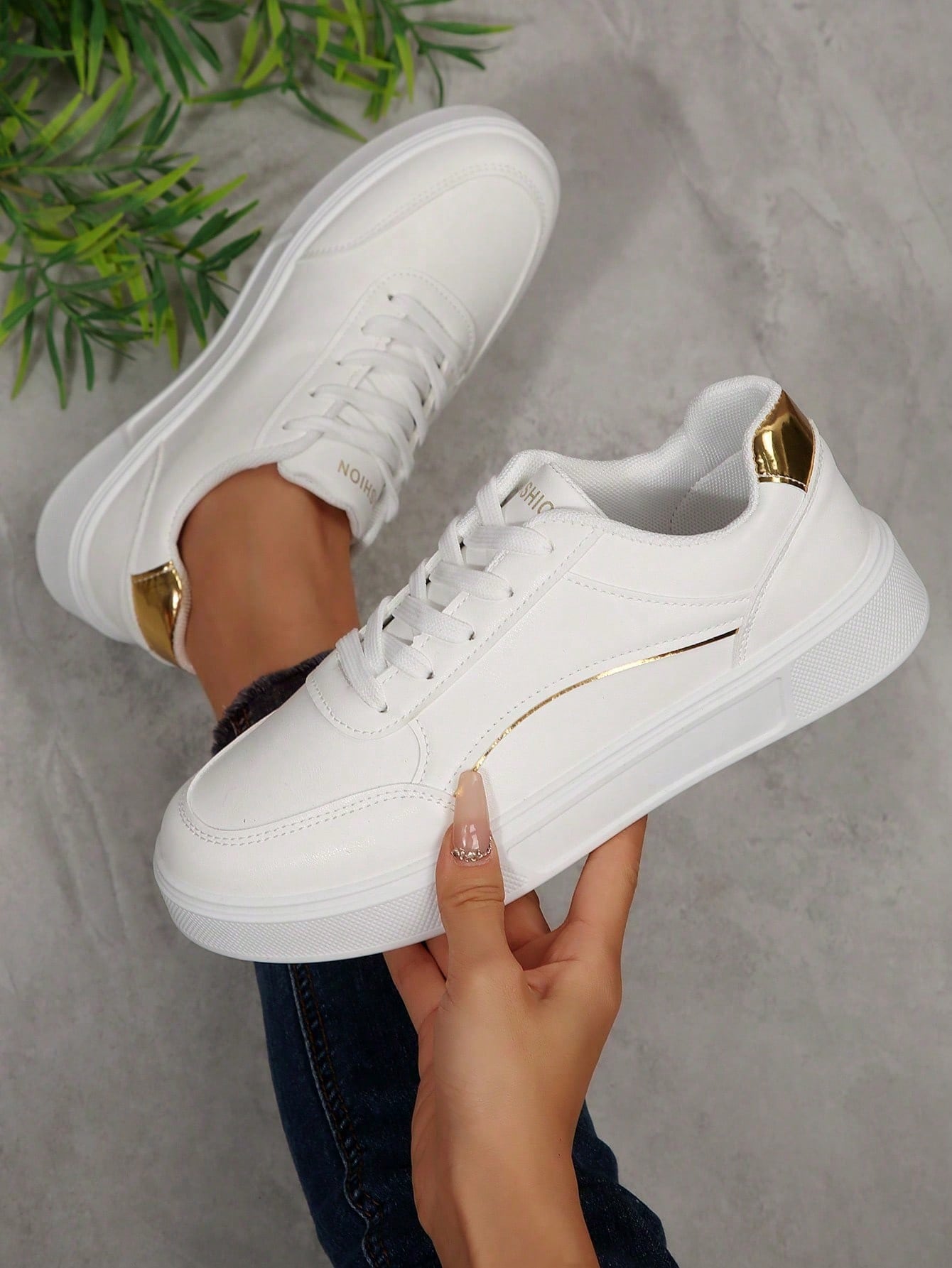 Women White Casual Sneakers, L - огляд і ціна Running Gear Ladies